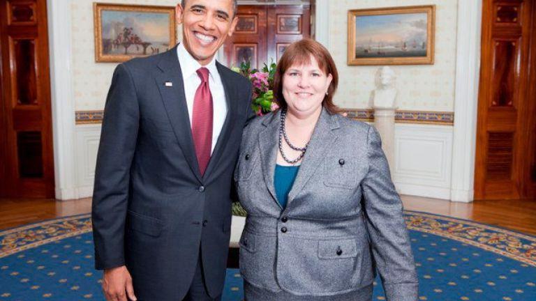 姐姐校友Lisa Vicker和奥巴马总统