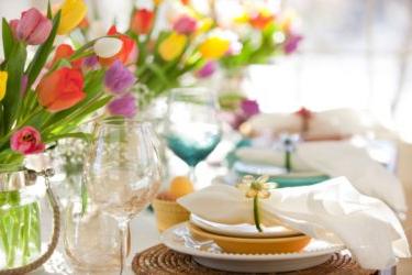 鲜花和餐桌