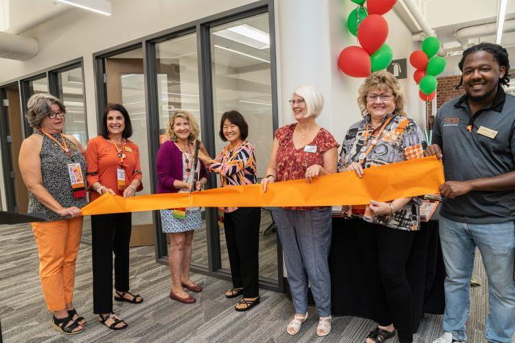 Karen Nakamura(中), Francesca DeMello (second from right) and LaNor Smith (far right) at the naming of the Alpha Chi Omega Study Room during 首页coming and Family Weekend in 2022. 